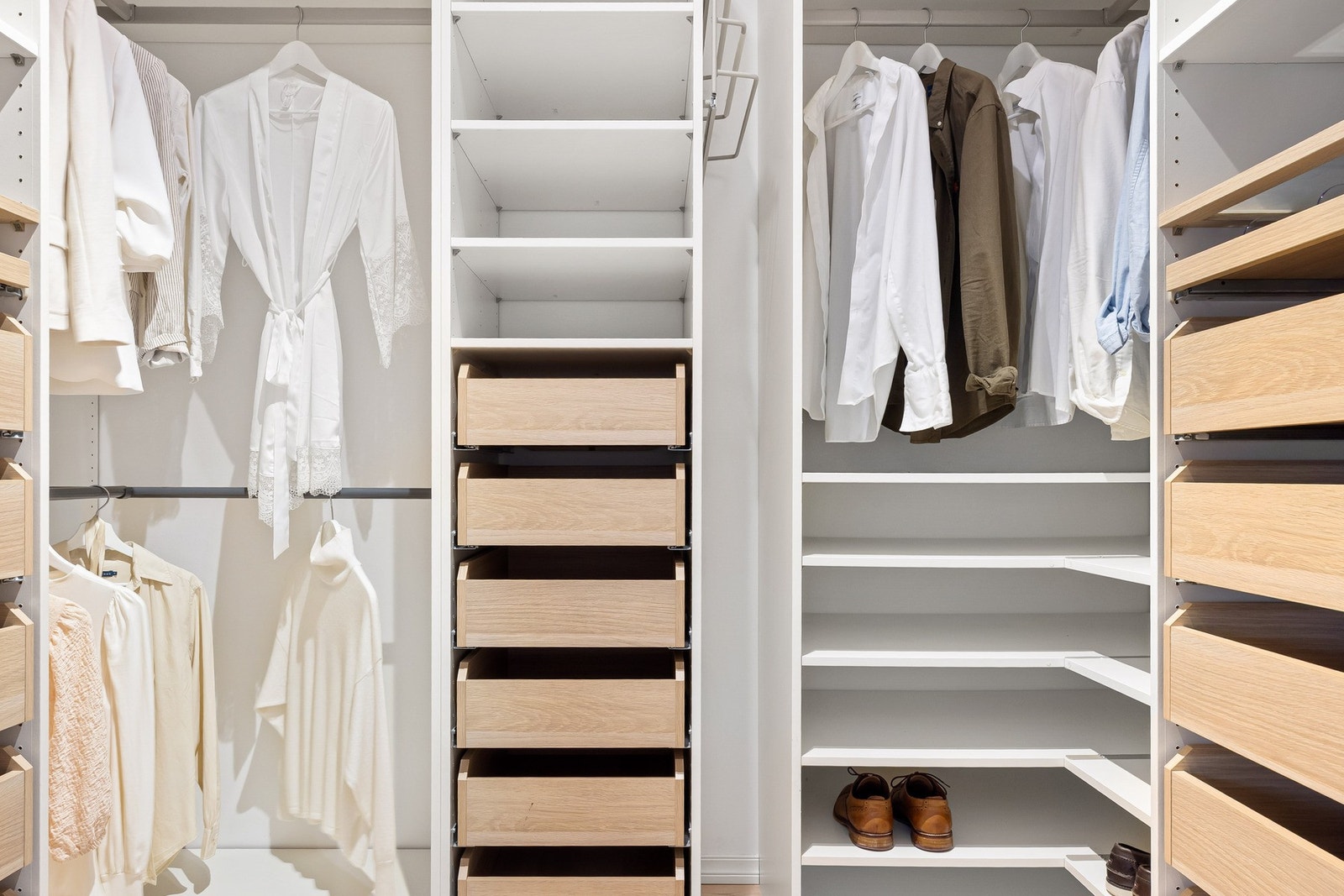 Meget praktisk og stilrent omkledningsrom rett ved badet. Galleribilde