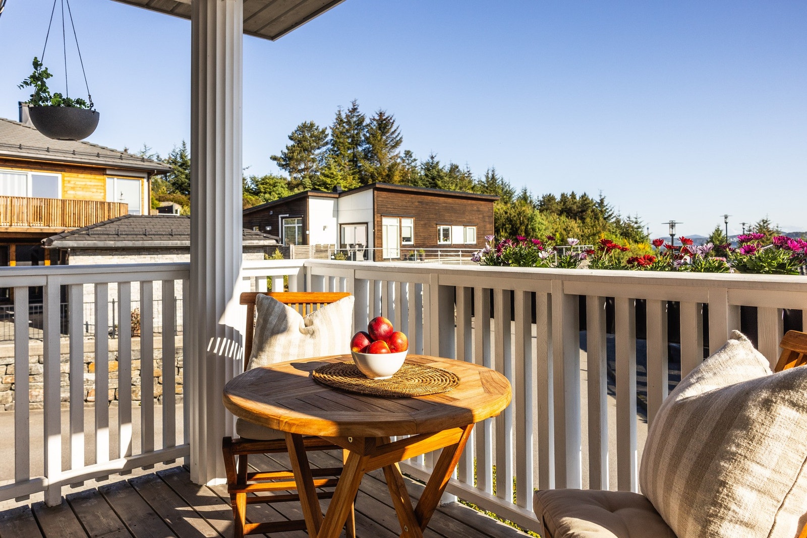 Balkongen er målt til ca. 8 kvm og er en av boligens nydelige uteplasser. Galleribilde