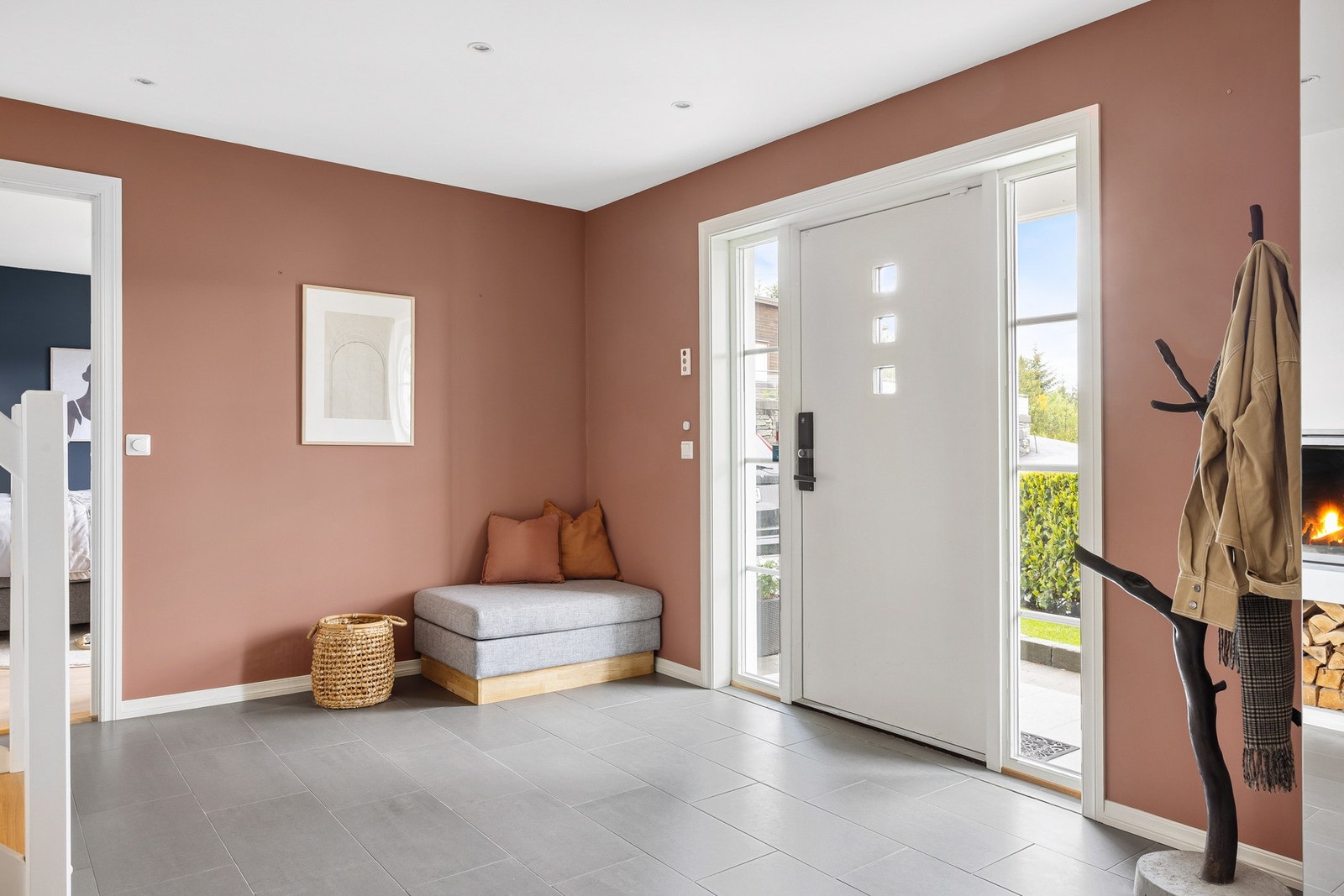 Velkommen inn til denne lekre familieboligen. Det første som møter deg er en stor og luftig hall på hele 18,6 kvm med plass til å henge av seg yttertøy. Galleribilde