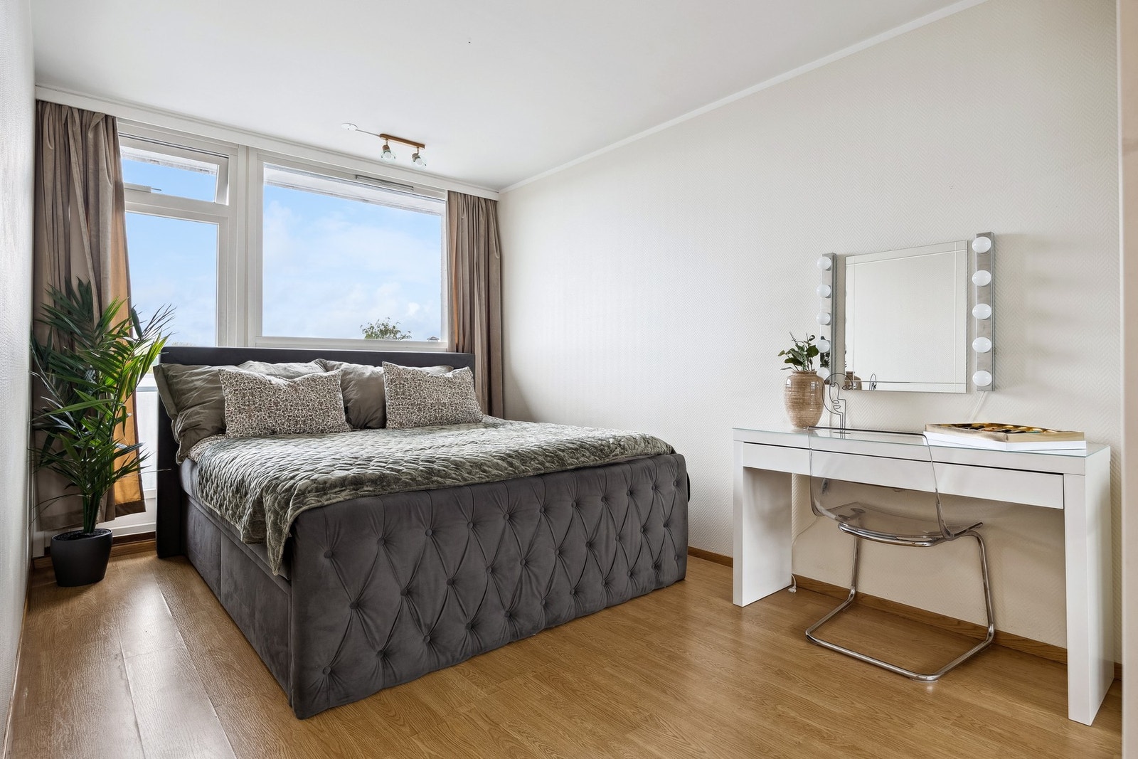 Romslig hovedsoverom med god plass til dobbeltseng og garderobeløsning. Galleribilde