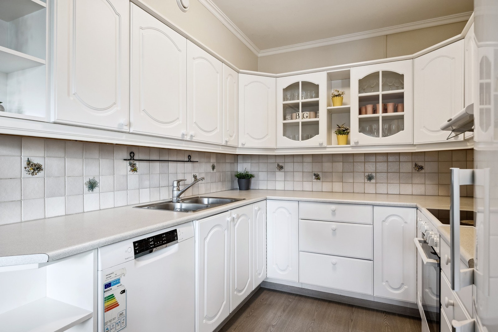 Tidløst innredning og gode oppbevaringsmuligheter bidrar til et ryddig og funksjonelt kjøkken som gjør hverdagen enklere. Galleribilde