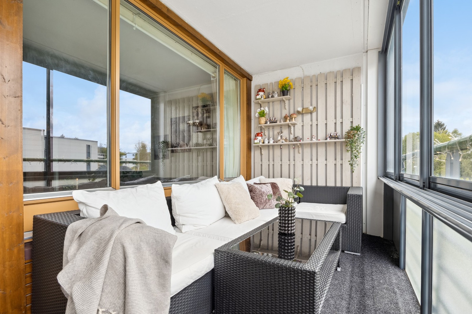 Solrik og skjermet innglasset balkong med utgang fra stuen - perfekt til helårsbruk. Galleribilde