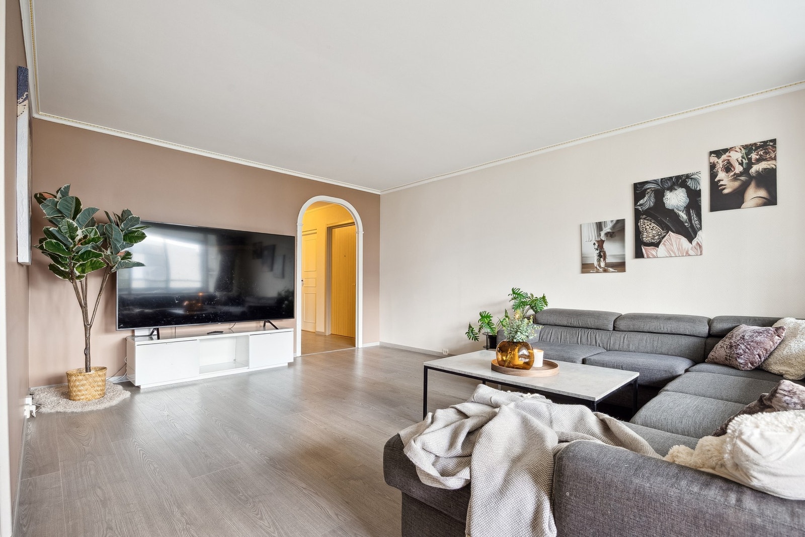 Stuen er malt i myke, varme toner som gir rommet en behagelig og innbydende atmosfære. Galleribilde