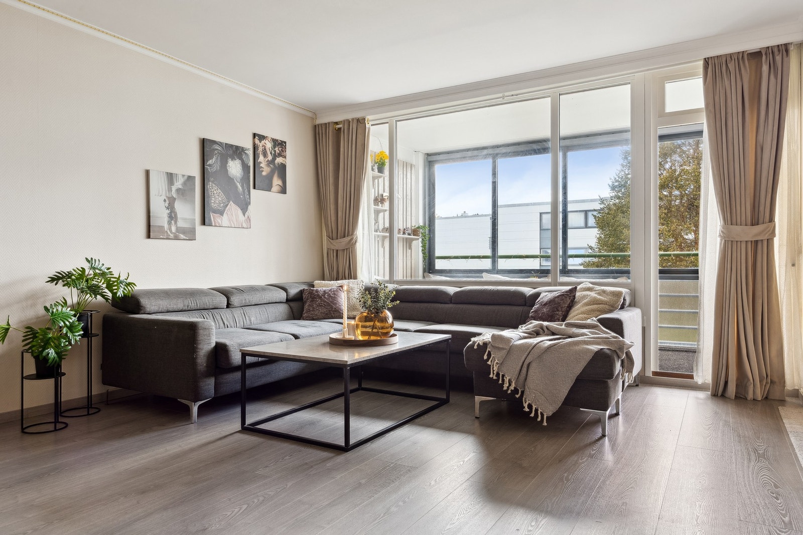 Velkommen inn - Leiligheten byr på en lys og romslig stue med utgang til innglasset balkong, kjøkken med spiseplass, tre soverom (mulighet for fire), bad, separat WC, innvendig bod, samt god lagringsplass med bod både i kjeller og på balkong. Galleribilde