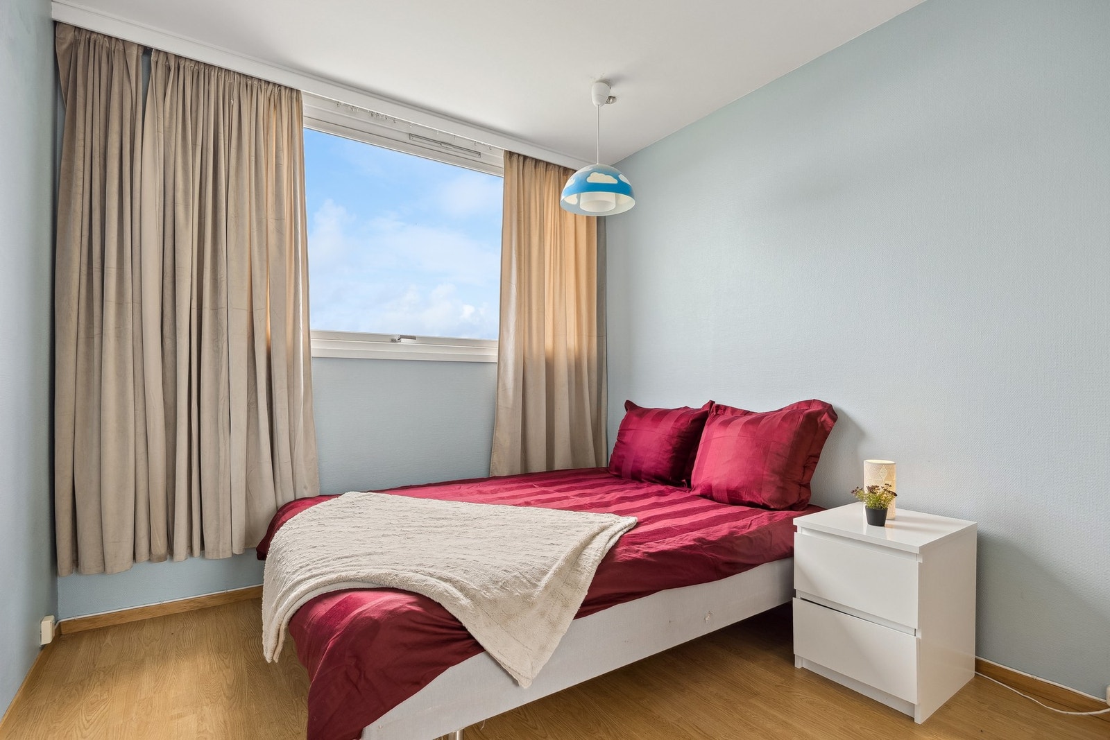 Lyst soverom som passer perfekt som barnerom, gjesterom eller kontor. Galleribilde