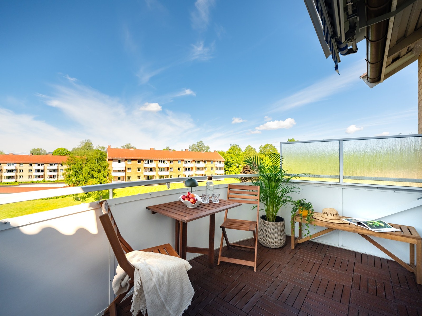 Fra stuen har du utgang til en solrik balkong på 7 kvm. Balkongen er vestvendt og på sommerstid har du solen fra ca. kl. 12:30-21:30. Galleribilde