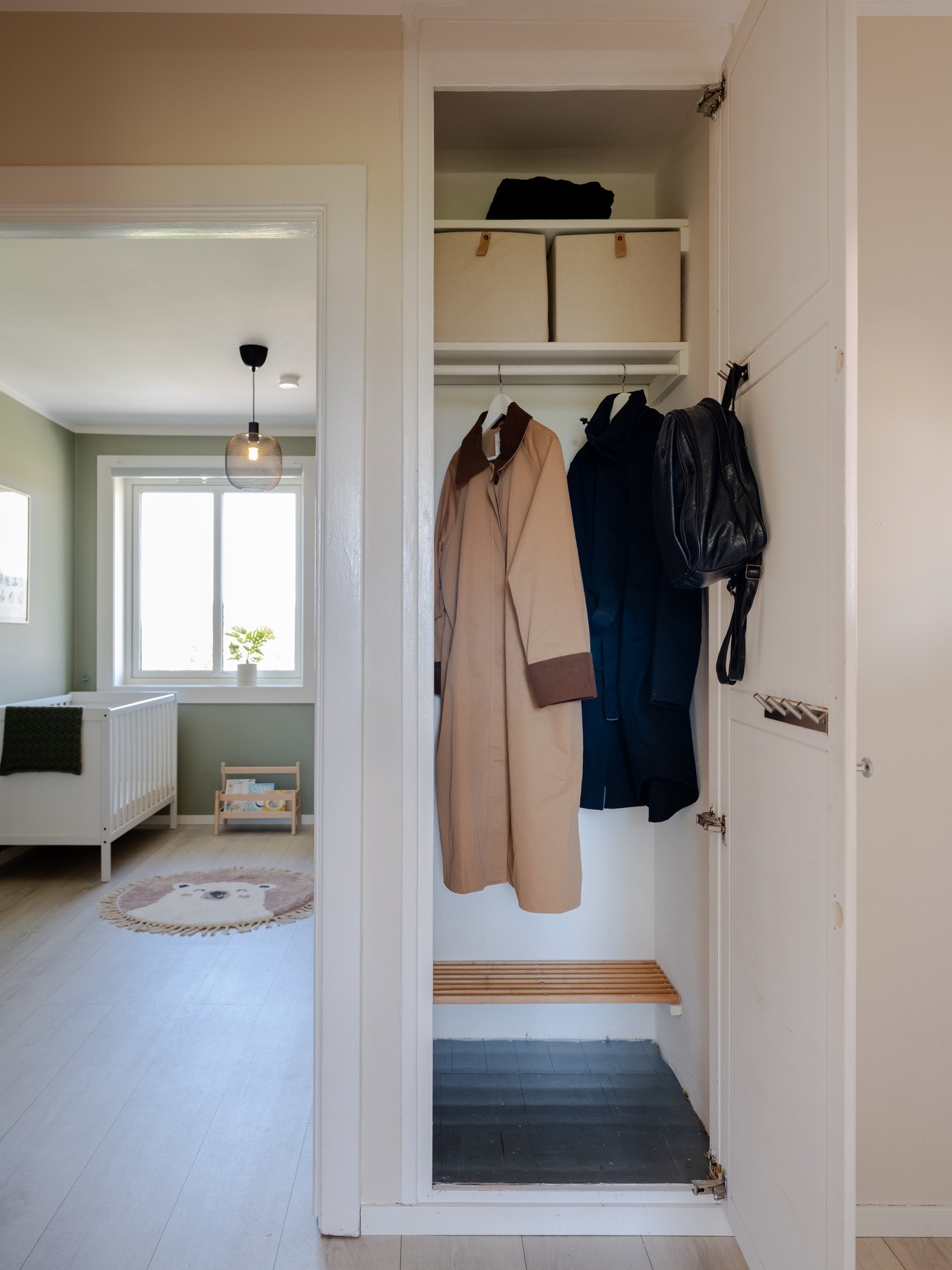 Her har du plass til å henge fra deg jakker og sko i innebygd klesskap rett ved inngangsdøren. Galleribilde