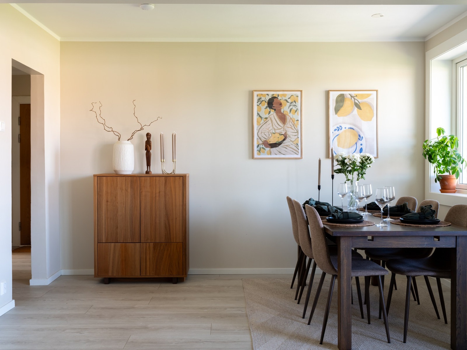 Videre i stuen har du plass til et stort spisebord og skjenk. Galleribilde