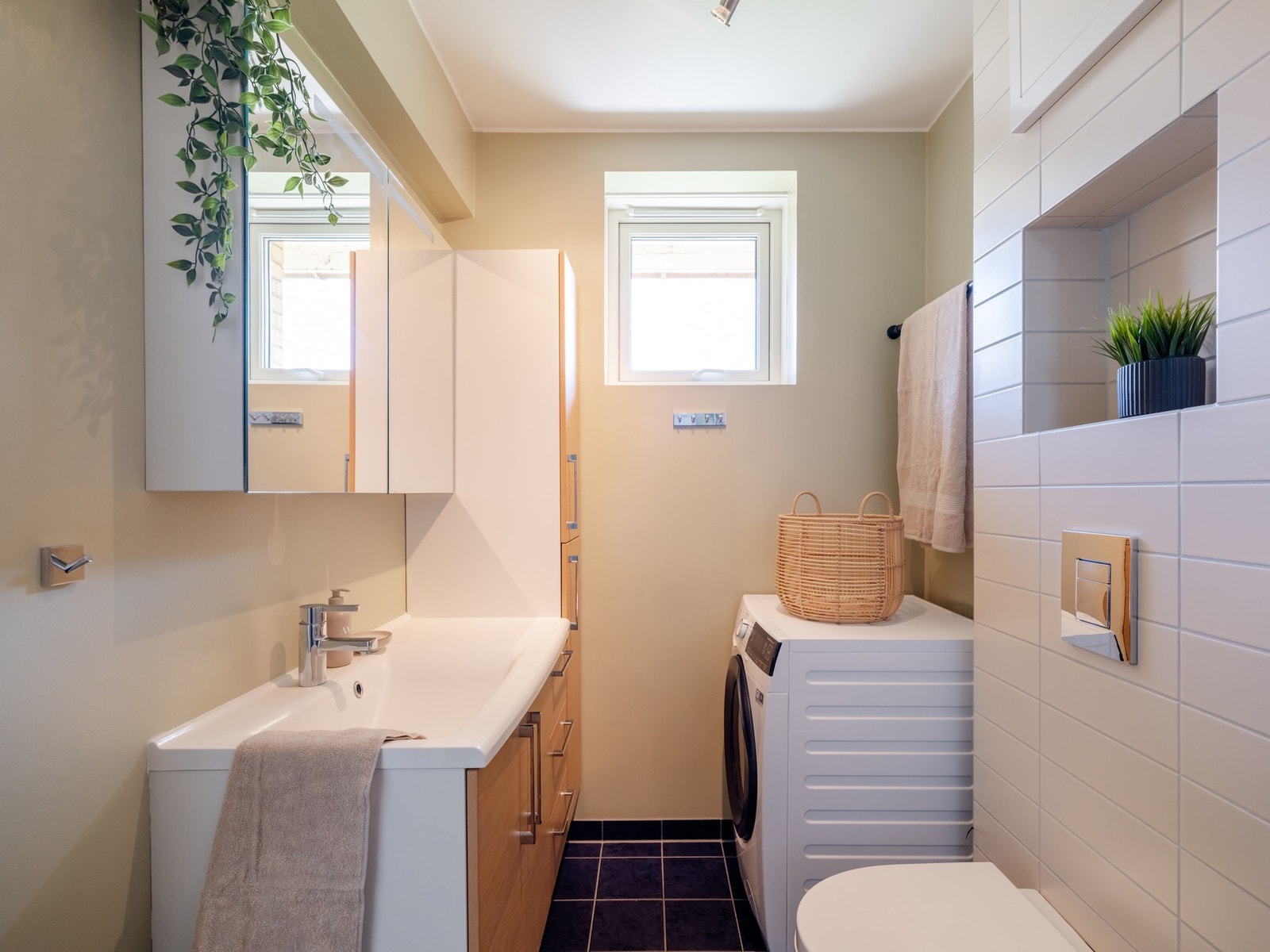 Badet er innredet med nedfelt servant i baderomsinnredning, og vegghengt speilskap. Galleribilde