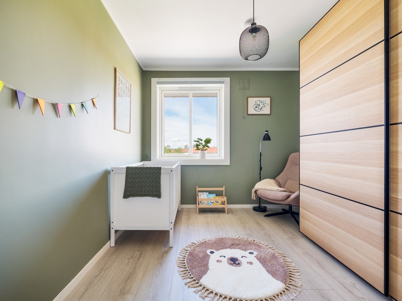 Her har du plass til seng, skrivebord og en stor skyvedørsgarderobe. Galleribilde