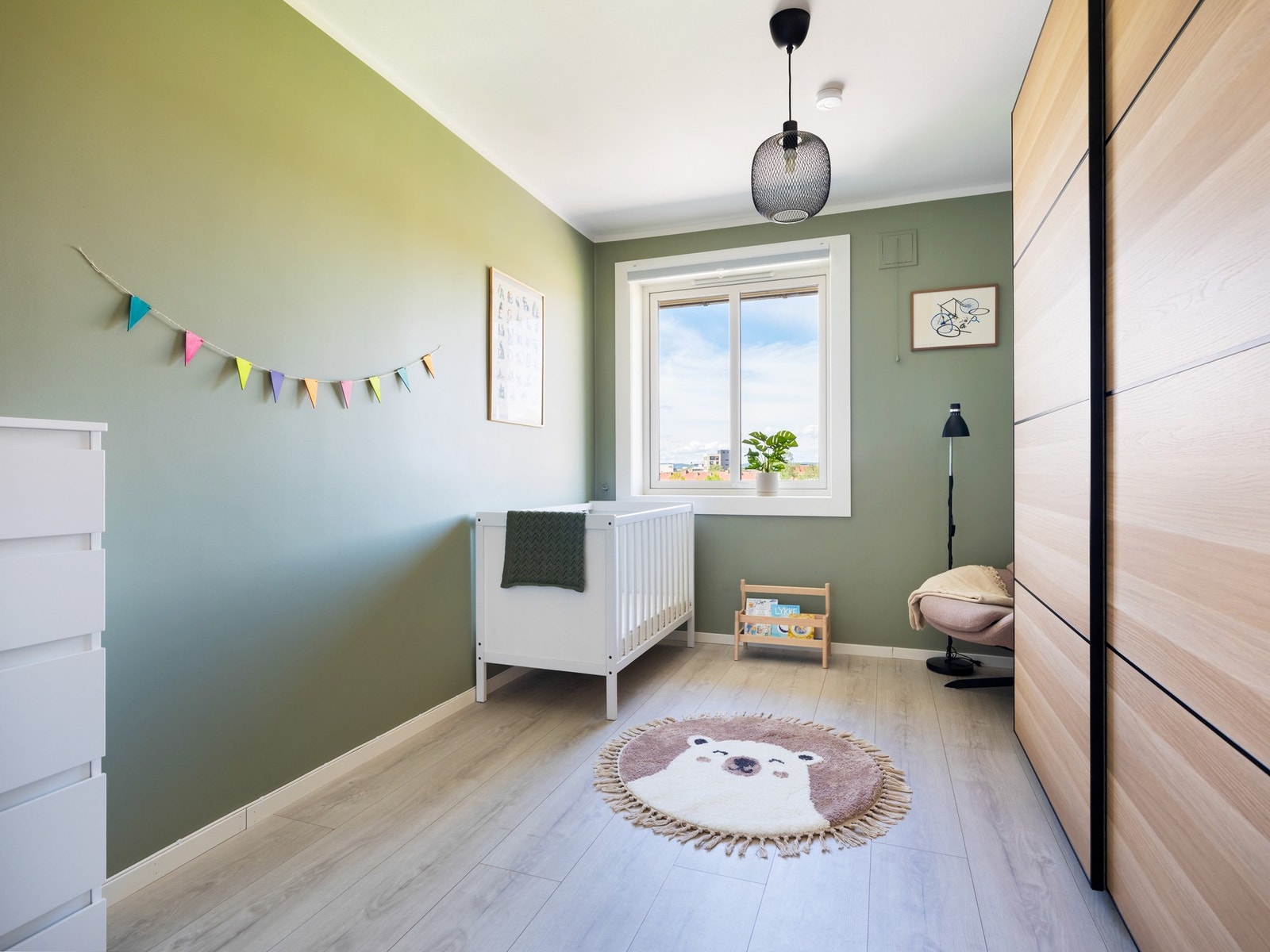 Soverom nummer 2 passer perfekt som barnerom, gjesterom eller kontor. Alt etter ønske og behov! Galleribilde