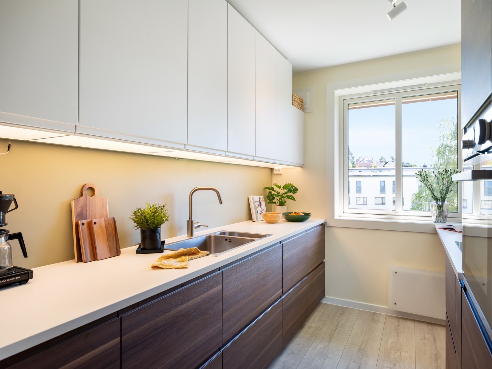 Kjøkkenet ble oppgradert i 2019 og har en stilren innredning med lekre stilrene og en slitesterk laminat benkeplate med dobbel oppvaskkum av rustfritt stål med ett-greps armatur. Galleribilde