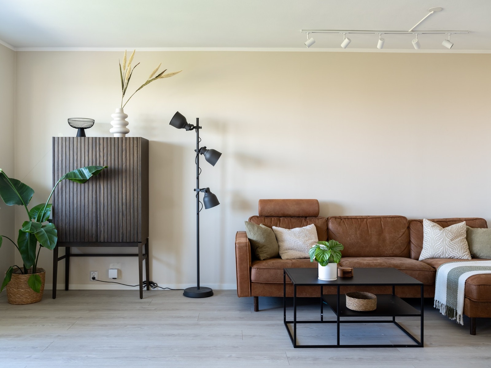 Her har du et eget sofahjørne hvor du har plass til stor hjørnesofa med tilhørende møblement. Galleribilde