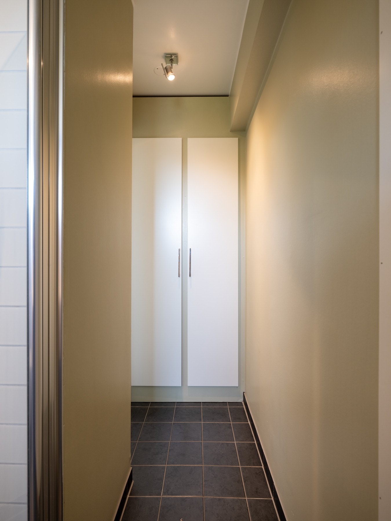 Videre inn i badet har du et innebygd skap som er helt perfekt til lagring av diverse. Galleribilde