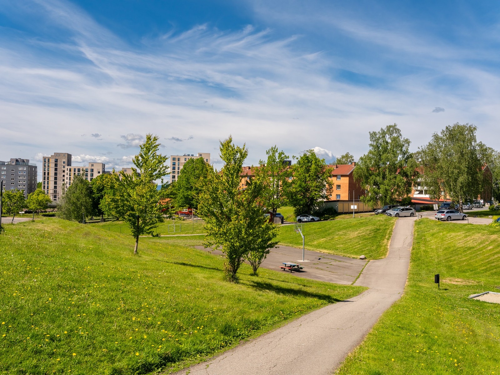 Fellesområdet utenfor blokken er pent opparbeidet med fine trær, sittebenker, basketbane og ikke minst frisbeegolf bane. Galleribilde
