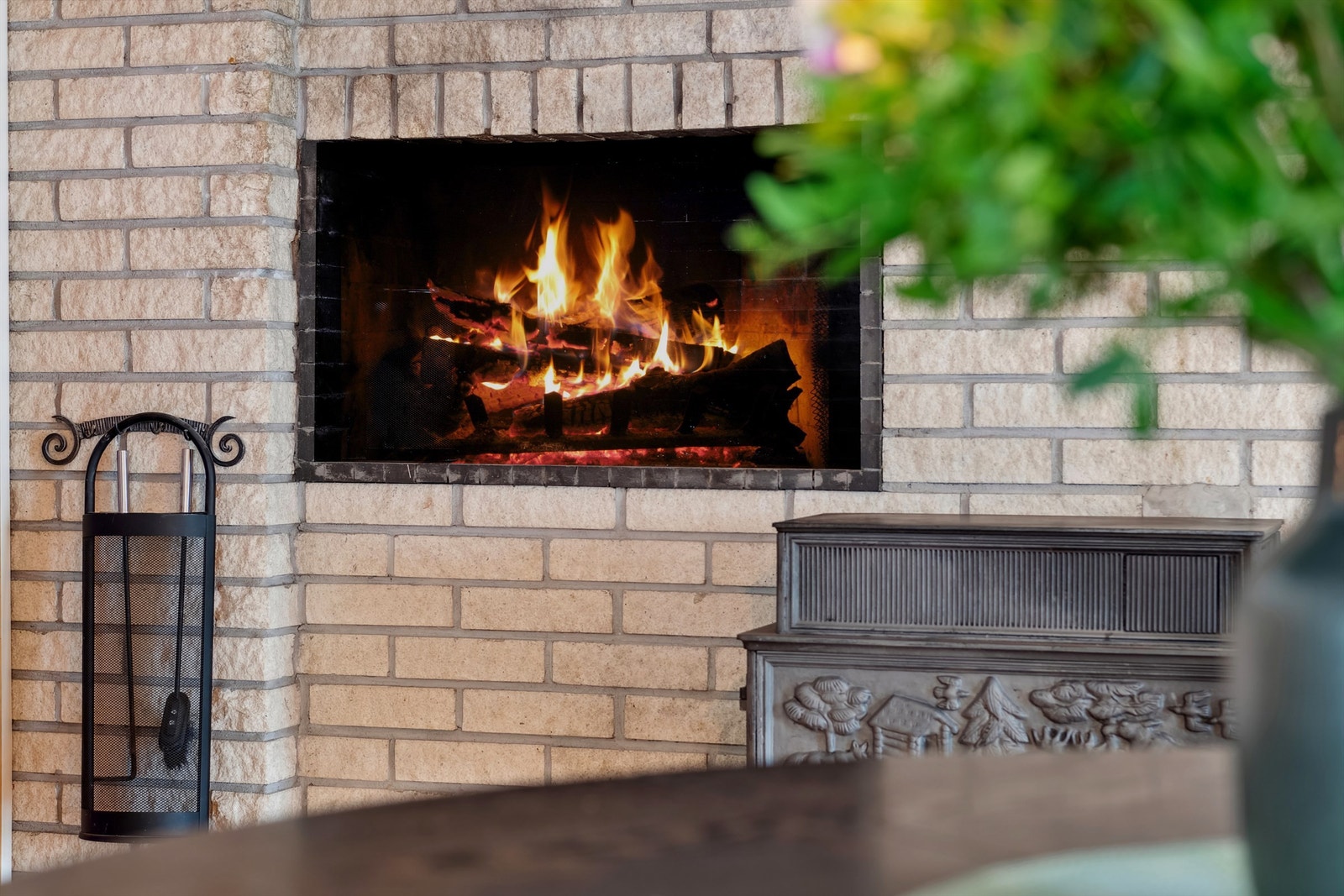 Her er det innredet med vedovn, åpen peis i pipen og panelovn montert på veggen. Galleribilde