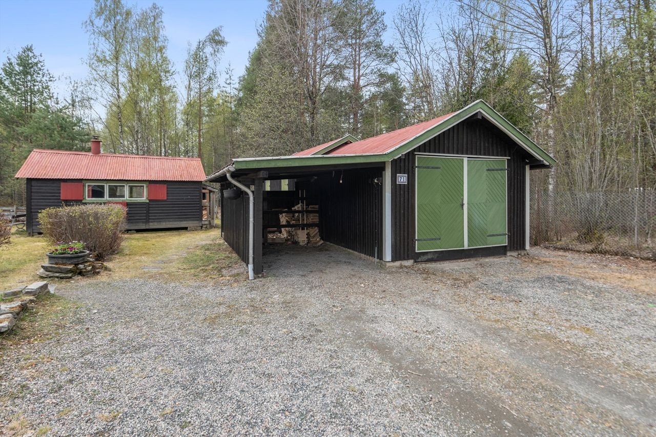 Garasjen har også tilknyttet carport. Galleribilde