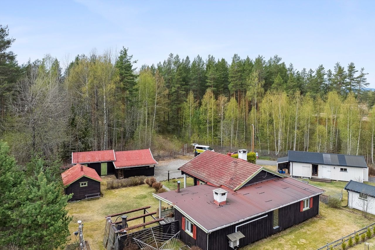 Eiendommen består av enebolig, garasje/uthus og anneks/bod. Galleribilde
