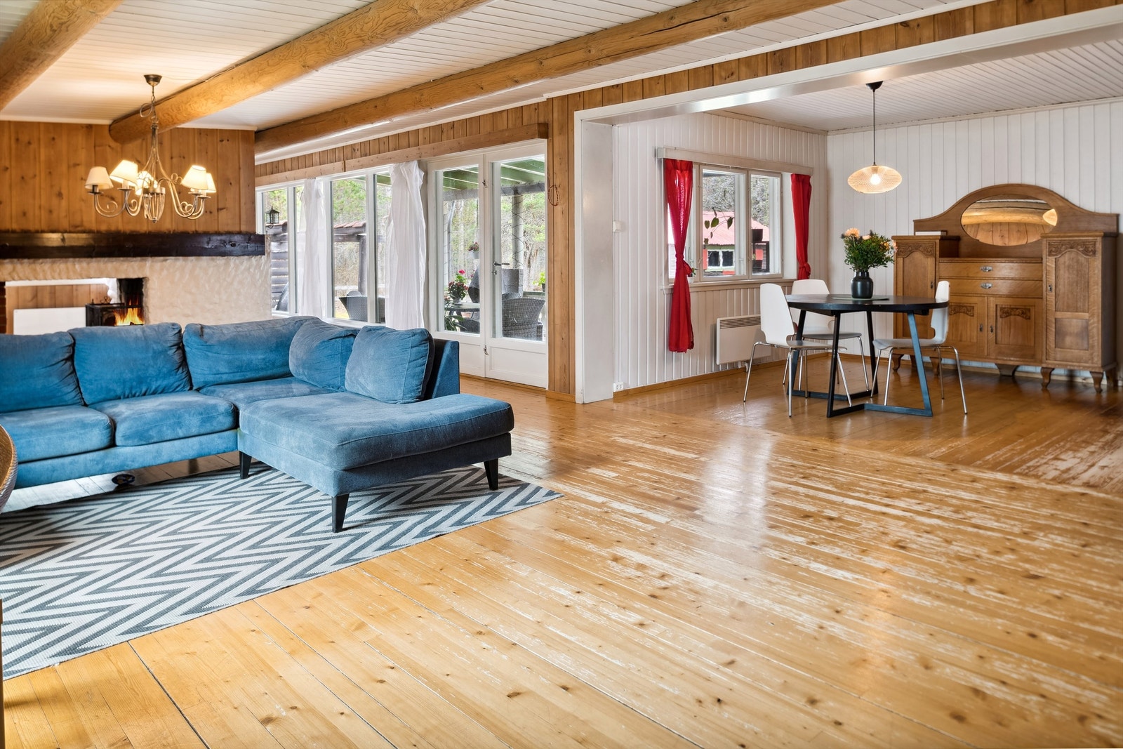 Stuen har panel på veggene, furu på gulvet og hvitmalt panel i himlingen. Galleribilde