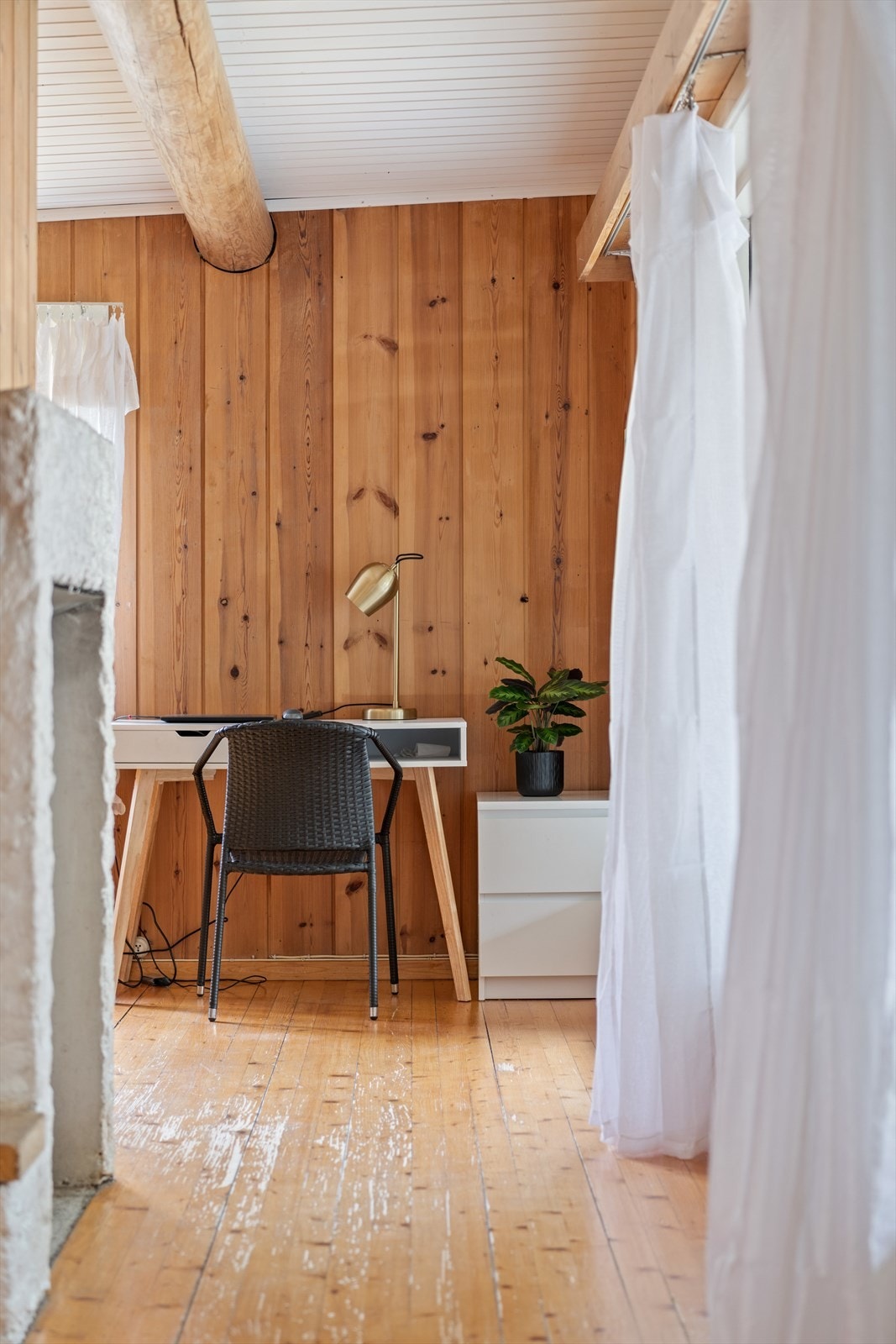 Det er også terrassedør i stuen som gir deg adkomst ut til den overbygde terrassen. Galleribilde