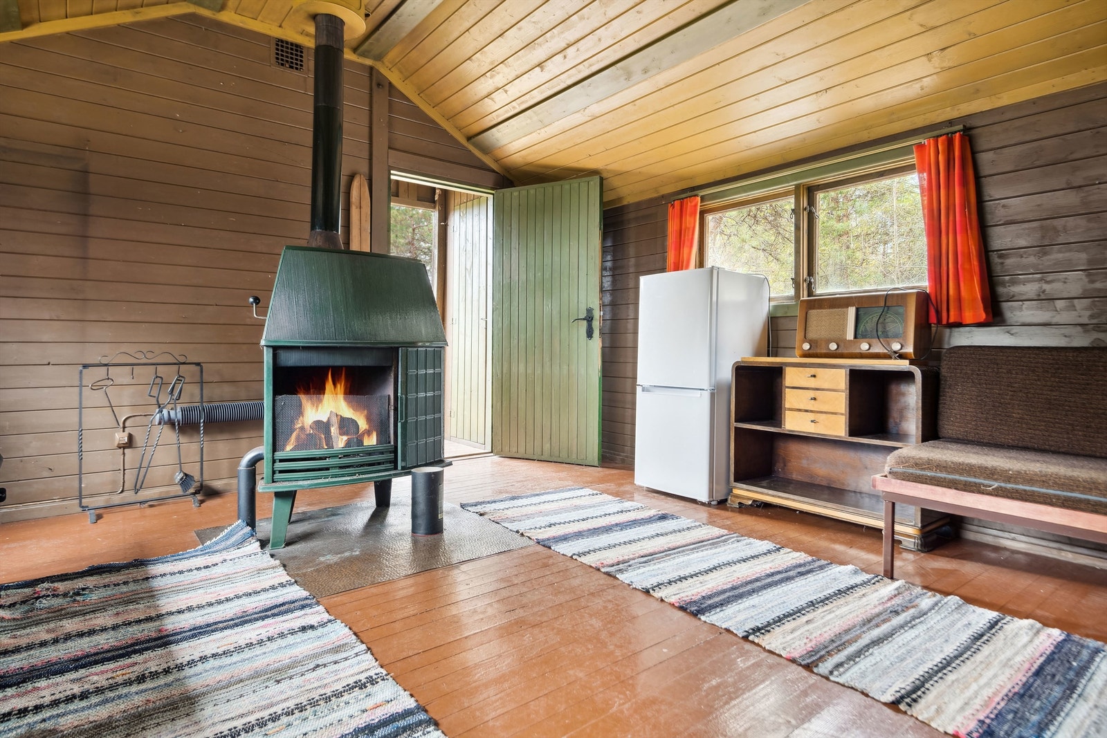 Annekset er innredet med et oppholdsrom med vedovn. Galleribilde