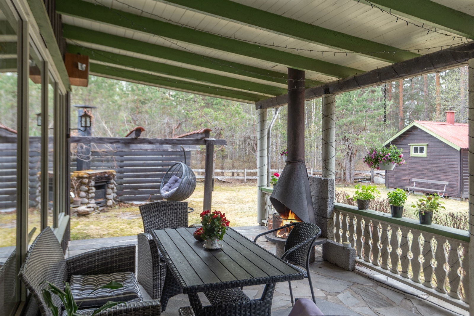 Overbygget terrasse med adkomst fra stuen og terrenget. Galleribilde