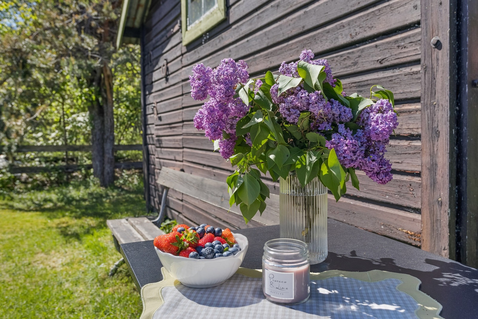 Flere gode uteplasser på eiendommen. Galleribilde