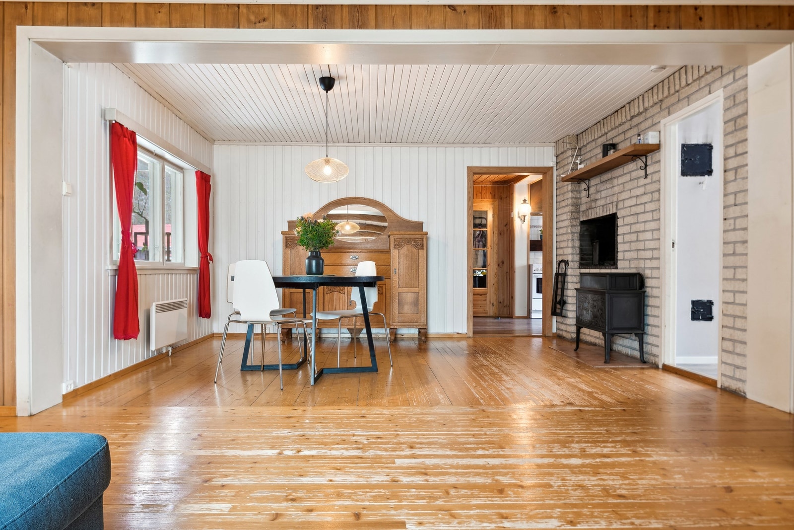 Det er gode innredningsmuligheter for spisestue og skjenk eller annet møblement i denne delen av stuen. Galleribilde