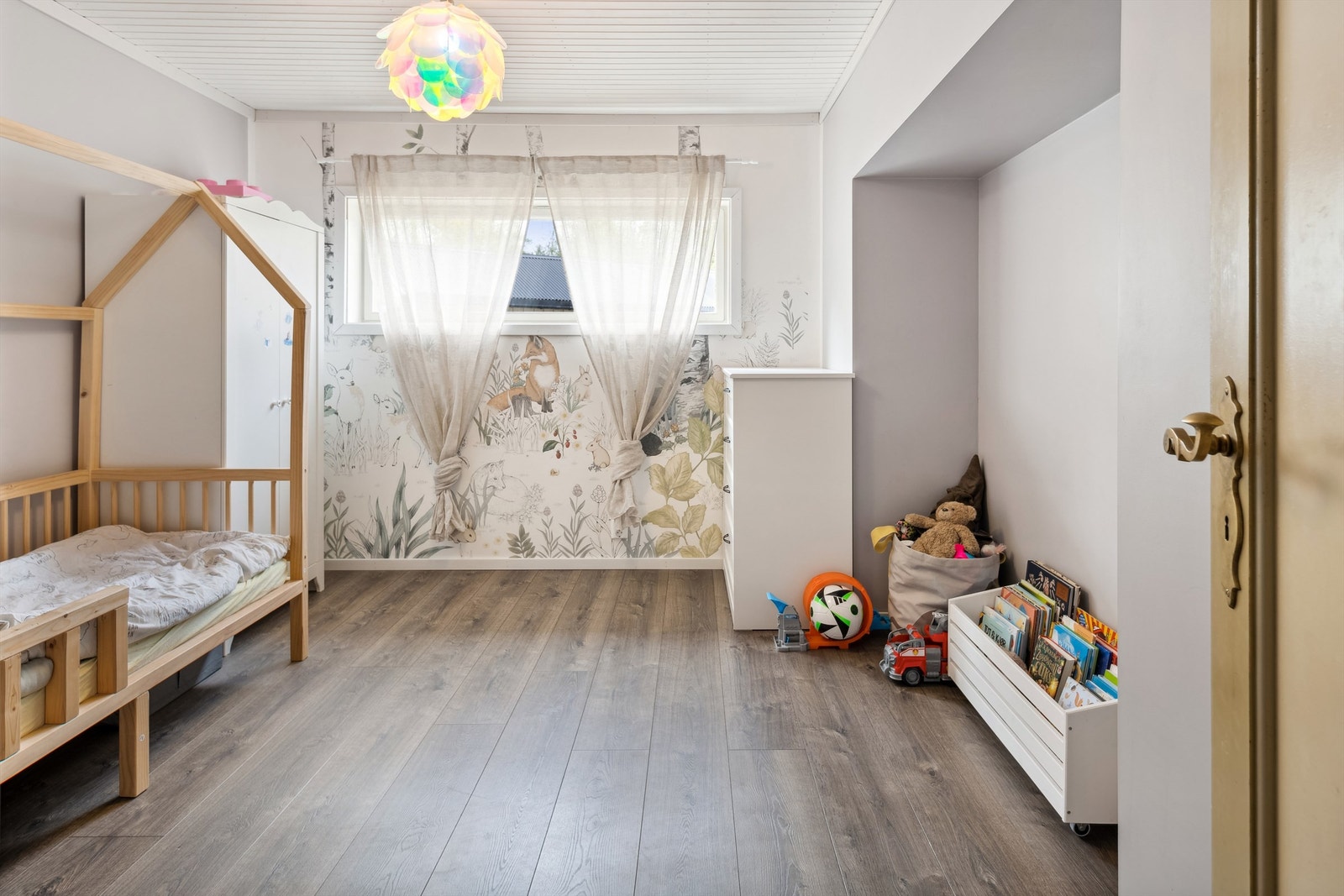 Det andre soverommet har lysgrå/lilla malte vegger, en kontrastvegg med mønstrete tapet og mørk laminat på gulvet. Rommet er romslig med ett dobbelt garderobeskap. Galleribilde