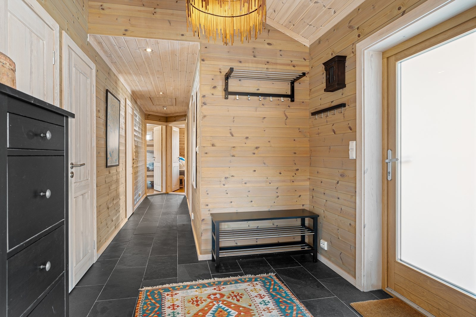 Gang med praktiske fliser på gulv. Galleribilde