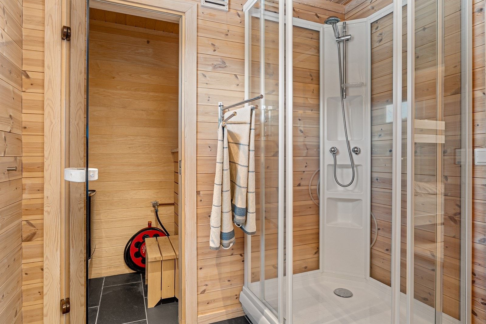 Det ene badet har badstue. Galleribilde