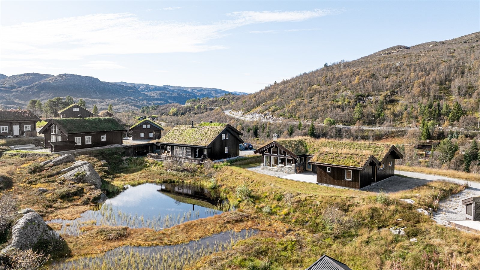 Eiendommen er omkranset av vakker fjellnatur. Spenn på skiene og gå rett ut i det flotte langrennsnettet på Vågslid. Treningstur i lysløypa om kvelden, eller søndagstur med barna til Fossen - Her kan dere velge og vrake i et vell av turmuligheter. Galleribilde