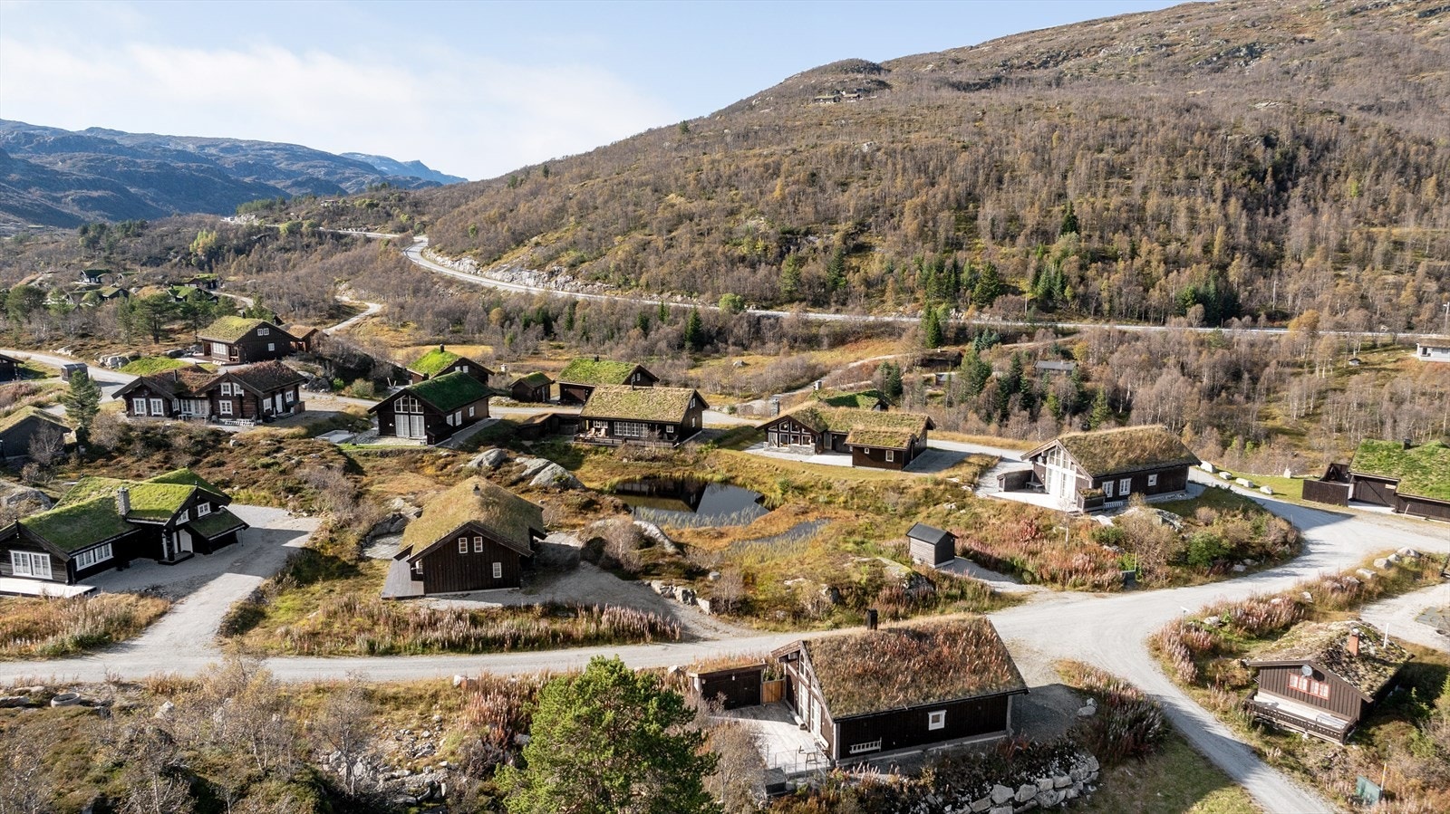 Haukelifjell Skisenter ligger ca. 5-10 minutters kjøring unna. Alpintanlegget har hele 13 preparerte skiløyper og 6 skitrekk samt eget barnetrekk/bånd. Her finner dere også trivelig varmestue med matservering, afterski etc. Galleribilde