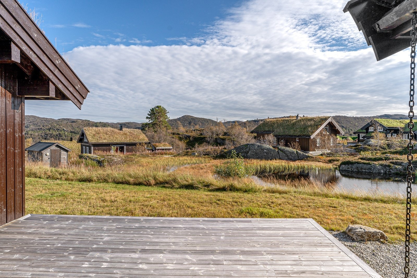 I front av eiendommen ligger et idyllisk tjern. Galleribilde