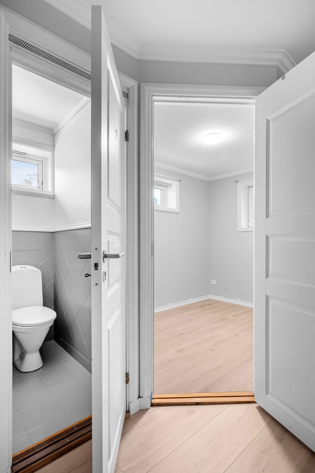 Boligen fikk nytt 1-stavs laminatgulv i 2023 og har ellers slettmalte overflater i lyse farger. Galleribilde