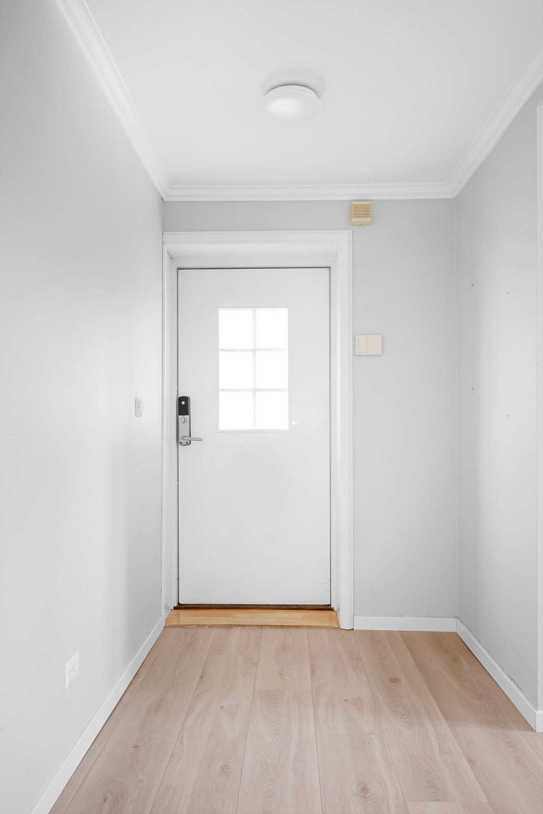 Vel inne er det en definert gang med plass til garderobemøbel, oppheng av tøy og til å sette fra seg sko. Galleribilde