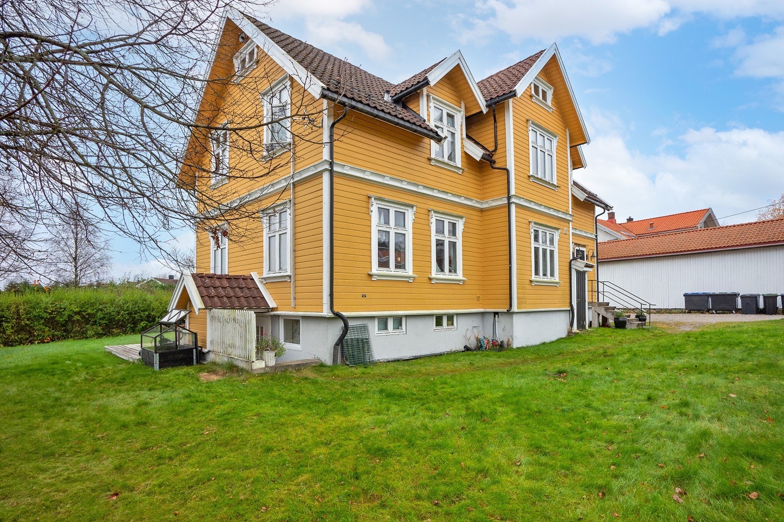 Tomten har en stor, grønn hage med plenareal og div. beplantning til benyttelse av beboere i sameiet. Galleribilde