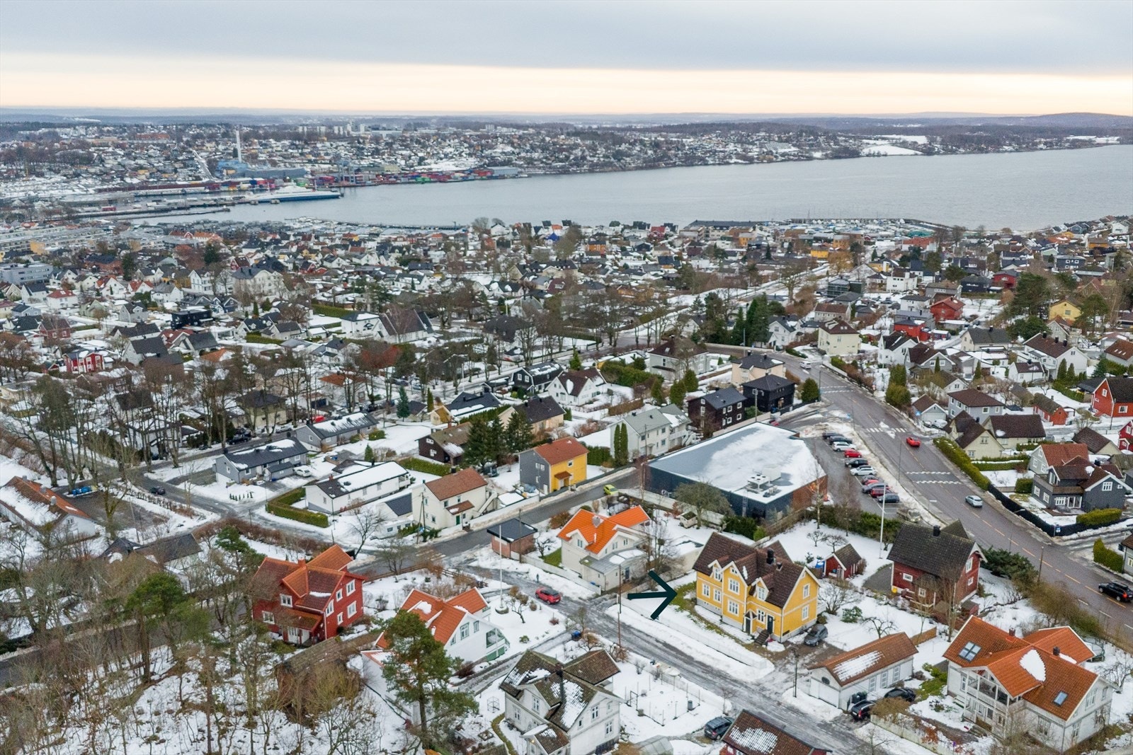 Boligen ligger i et tilbaketrukket og veletablert boligområde på Hoppern på Jeløya, like ved sjøen og rekreasjonsområder. Galleribilde