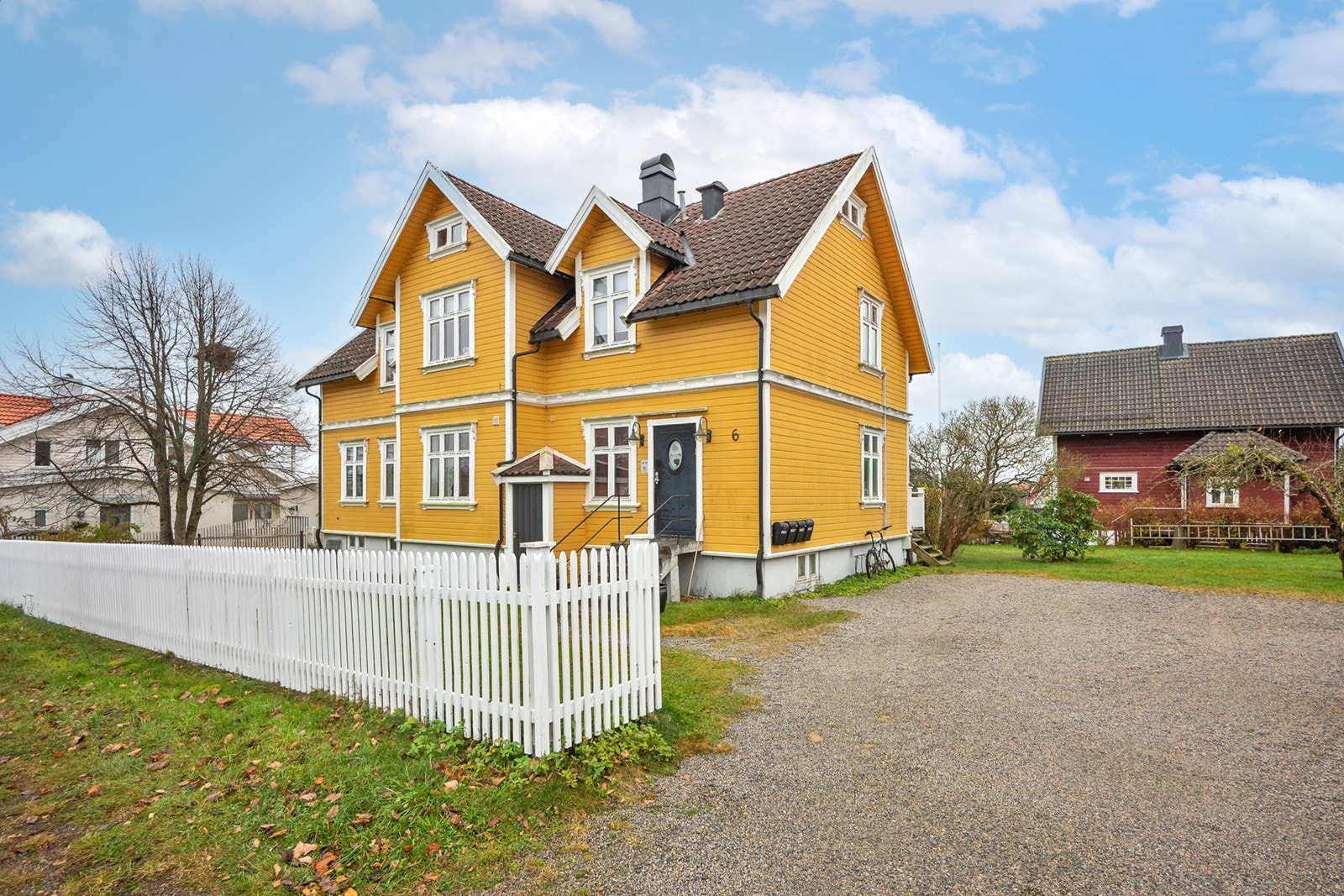 Sameiet har felles parkering på gruset gårdsplass med plass til flere biler. Galleribilde