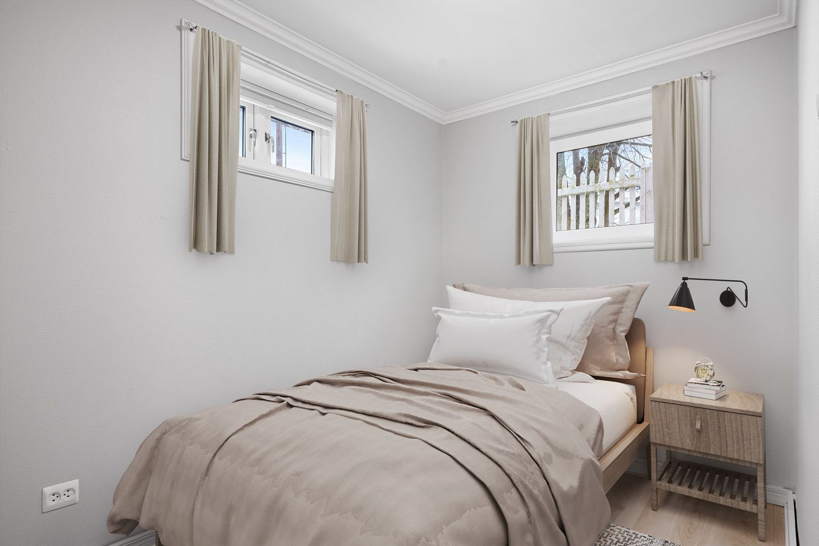 Soverommet har plass til dobbeltseng og garderobemøbel. Vinduer på to sider sørger for naturlig lys og rommet fikk nytt laminatgulv i 2023. Bildet er digitalt stylet. Galleribilde