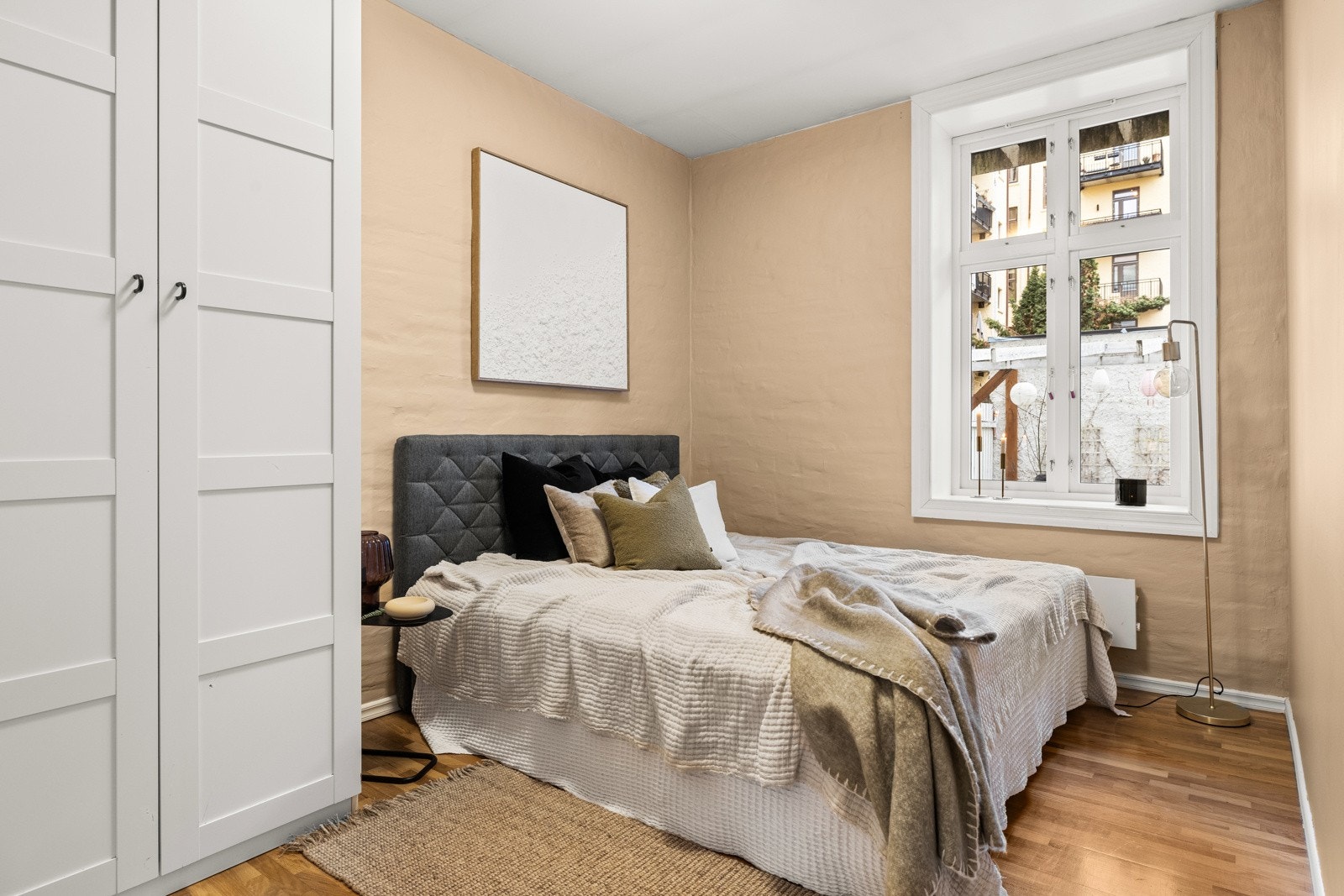 Leiligheten innehar 2 praktiske soverom som vender ut mot rolig bakgård. Galleribilde