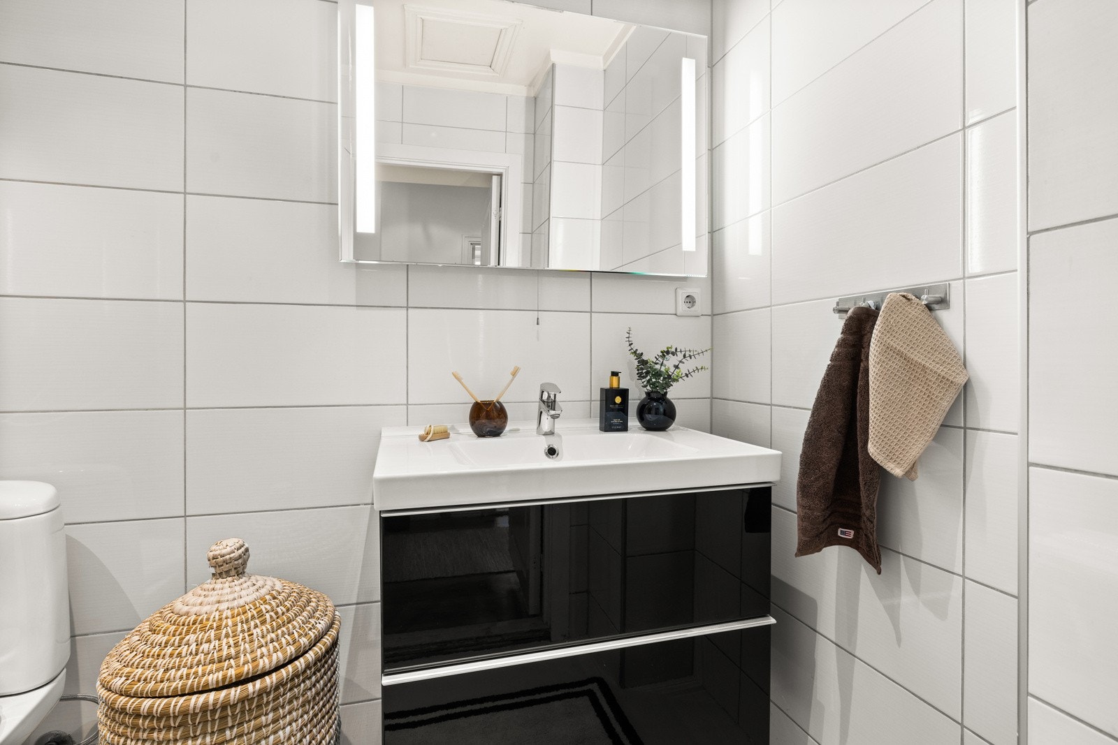 Gulvmontert toalett. Heldekkende servant med servantbatteri Galleribilde