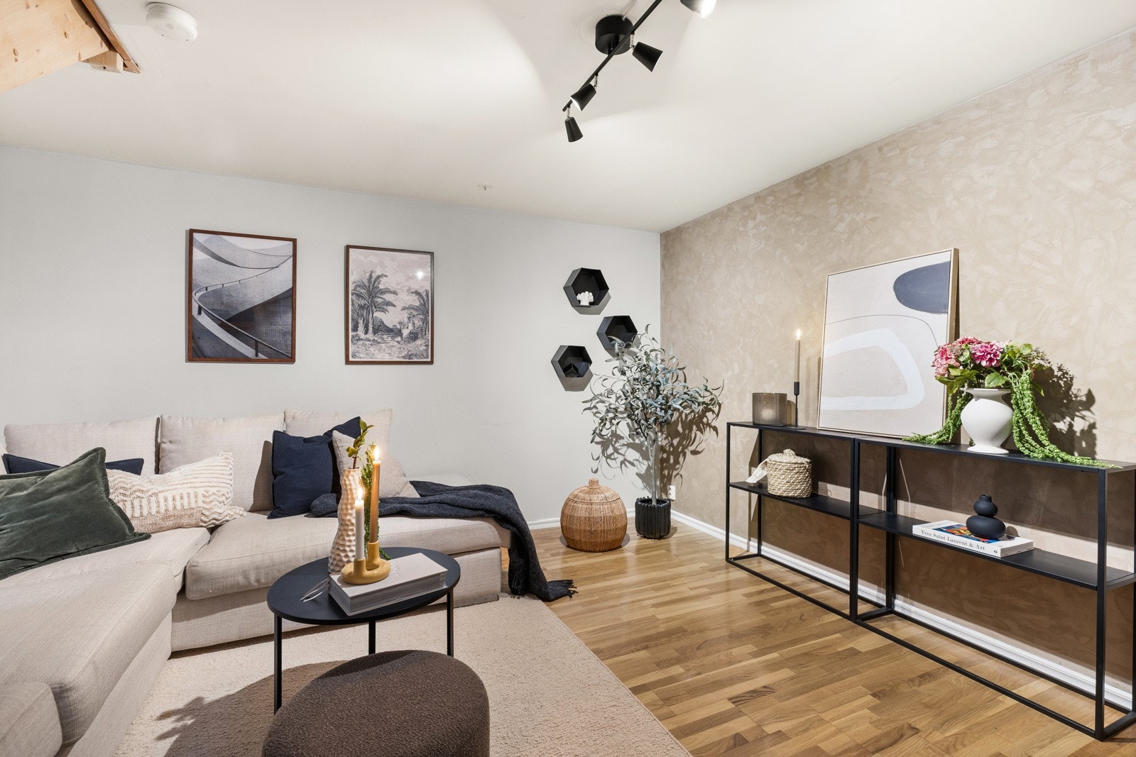 Her får du god plass til å innrede med en stor sofagruppe med tilhørende bord. Galleribilde