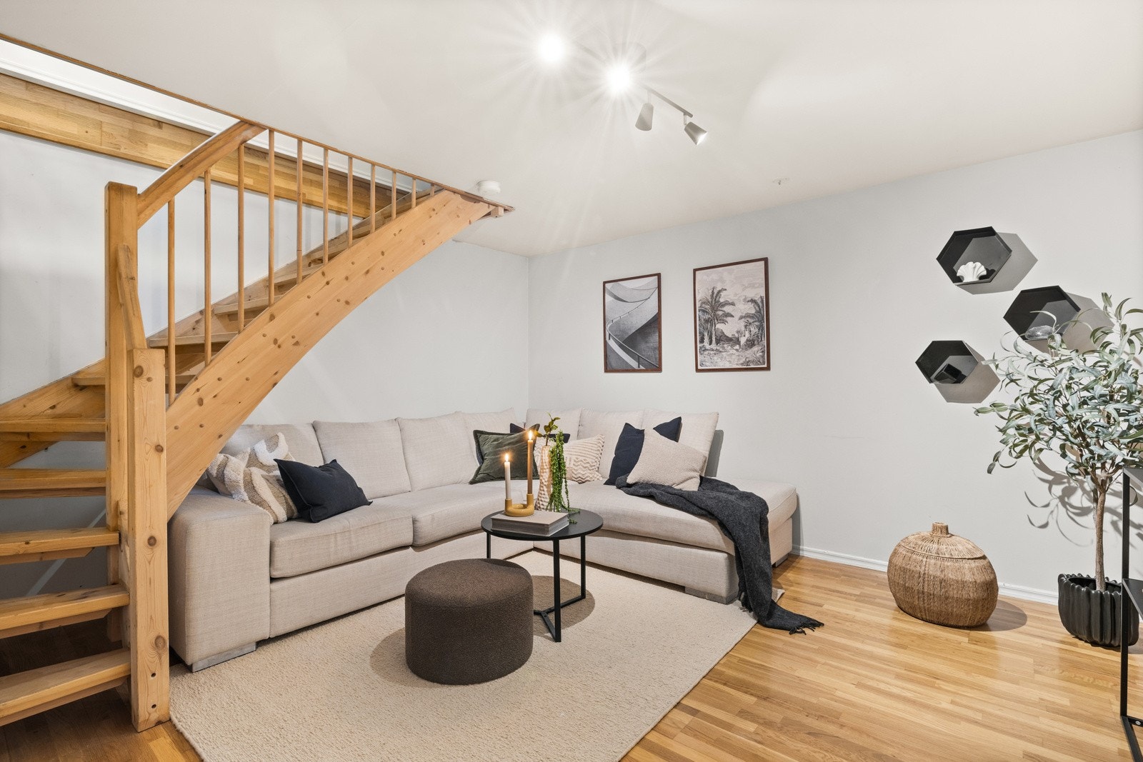 Svært praktisk kjellerstue på 15 kvm. (Ikke godkjent for varig opphold). Galleribilde