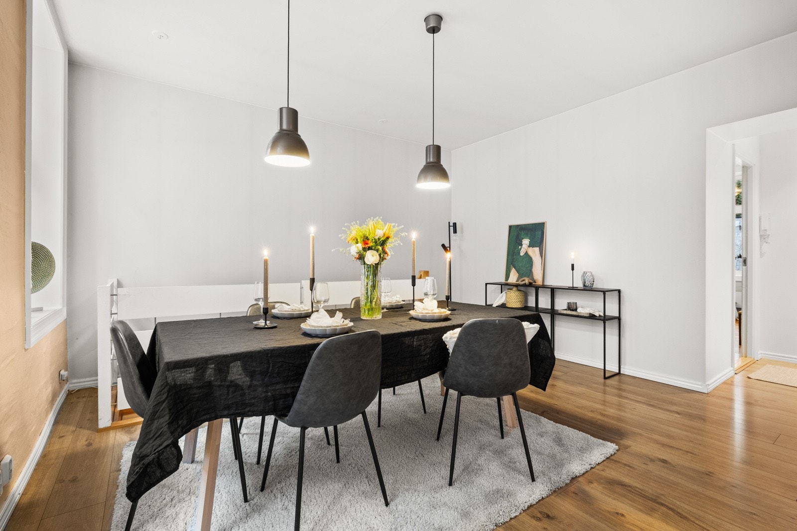 Du får god plass til å innrede med et stort spisebord i tilknytning til kjøkkenet. Galleribilde