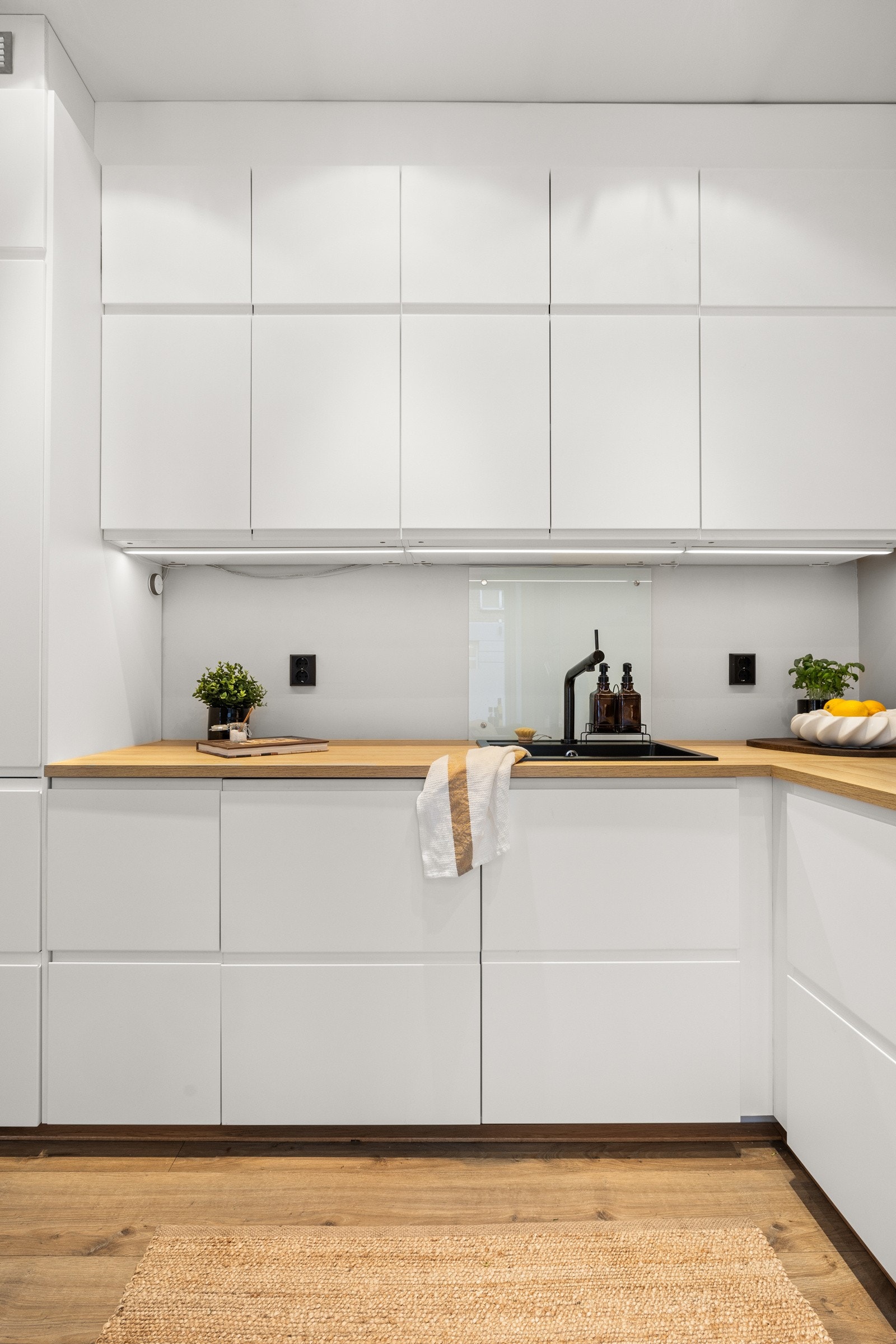 Benkebelysning under overskap. Galleribilde