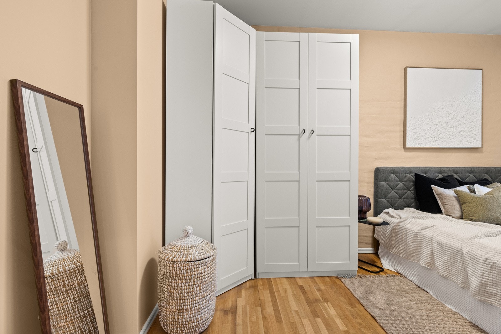 Praktisk garderobeskap medfølger. Galleribilde