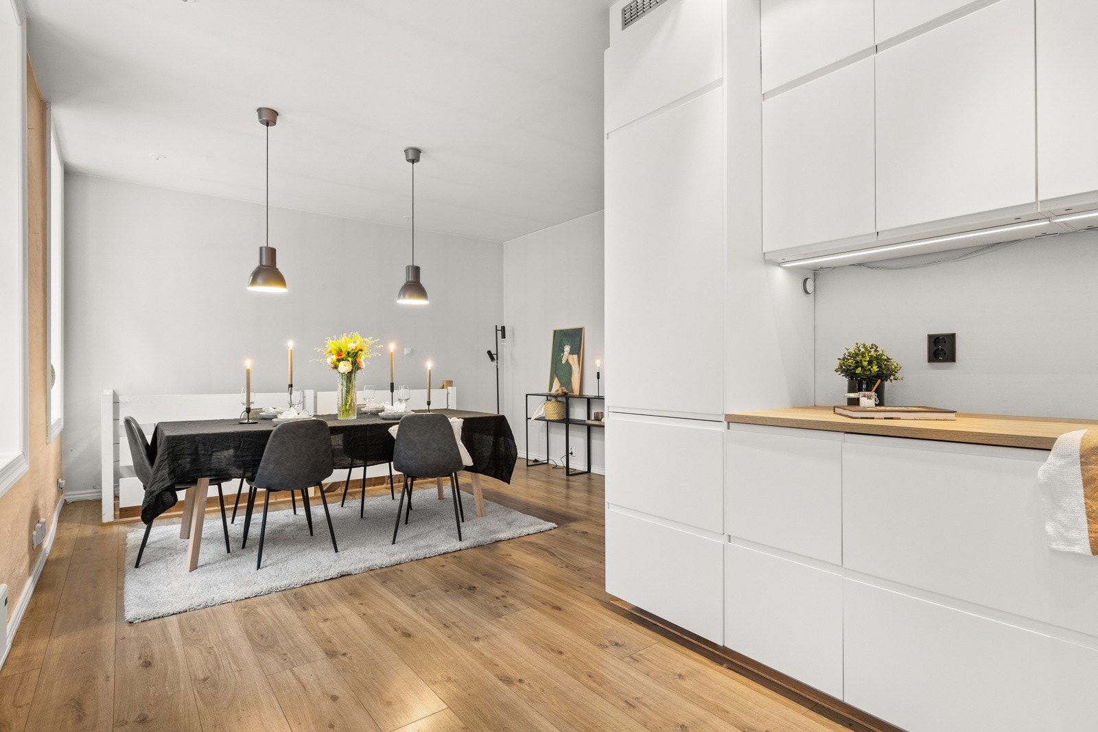 Integrert oppvaskmaskin, kjøle- og fryseskap, stekeovn, mikrobølgeovn og induksjonstopp. Galleribilde