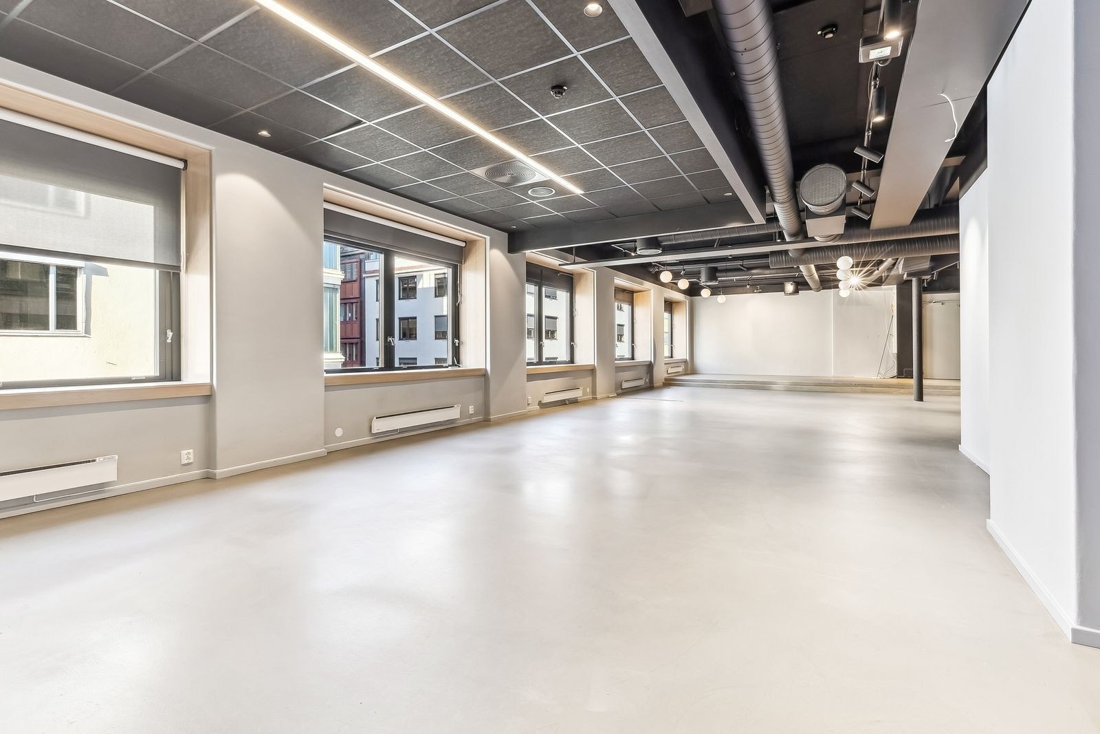 Store vinduer med utsikt over Torggata Galleribilde