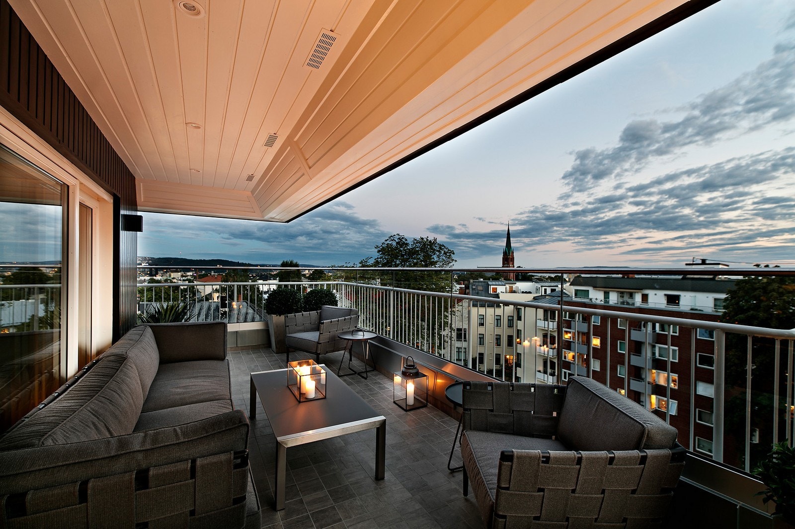 Velkommen til denne unike leiligheten i Saga Apartments. En hel toppetasje med herlig takterrasse. Galleribilde